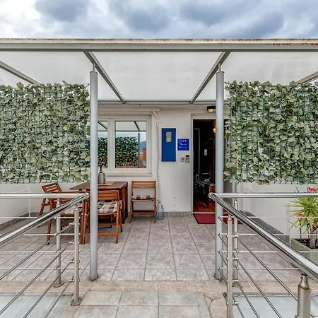 With Terrace Daire Split